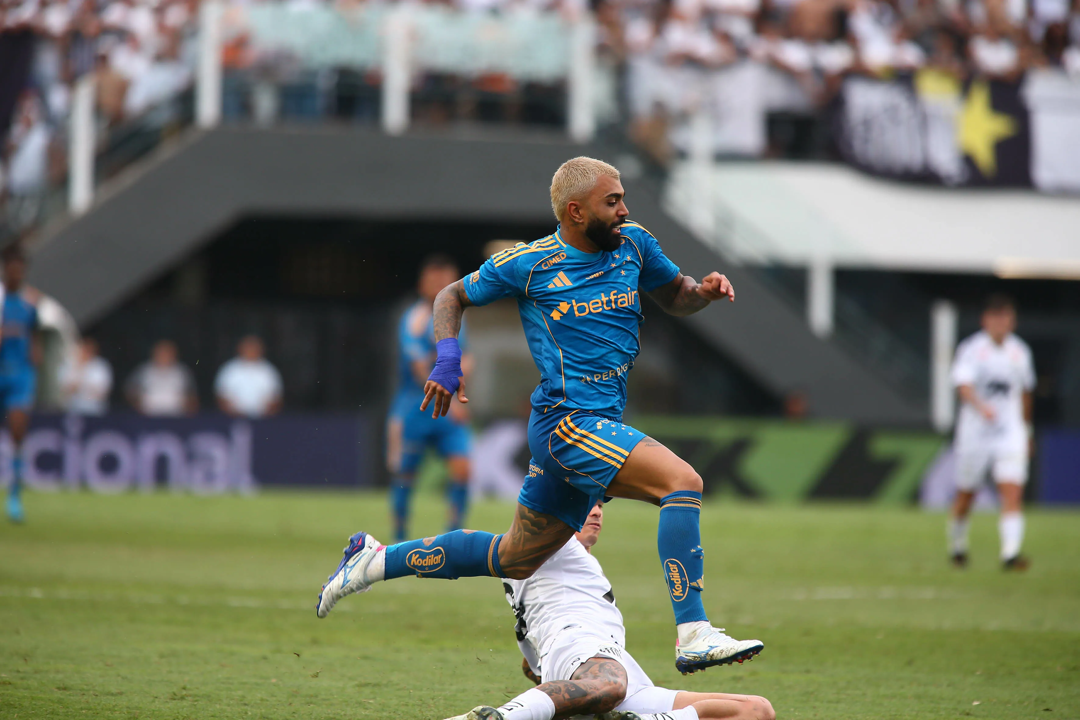 Gabigol jogador do Cruzeiro durante partida contra o Santos no estadio Vila Belmiro pelo campeonato Brasileiro A 2025. Foto: Mauricio De Souza/AGIF