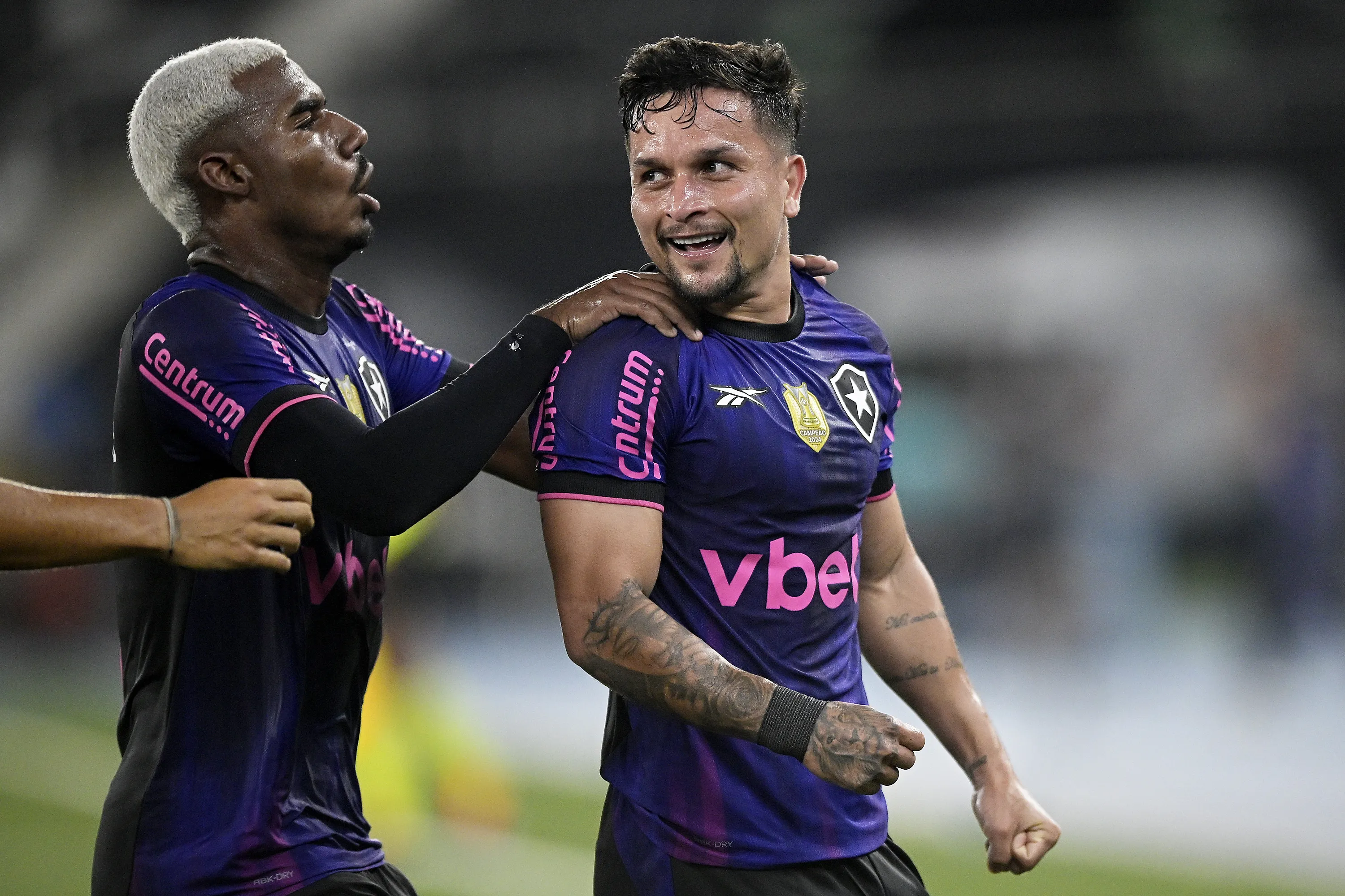 Arthur, jogador do Botafogo, comemora seu gol durante partida contra o Grêmio no estádio Nilton Santos, pelo campeonato Brasileiro A 2025. Foto: Alexandre Loureiro/AGIF