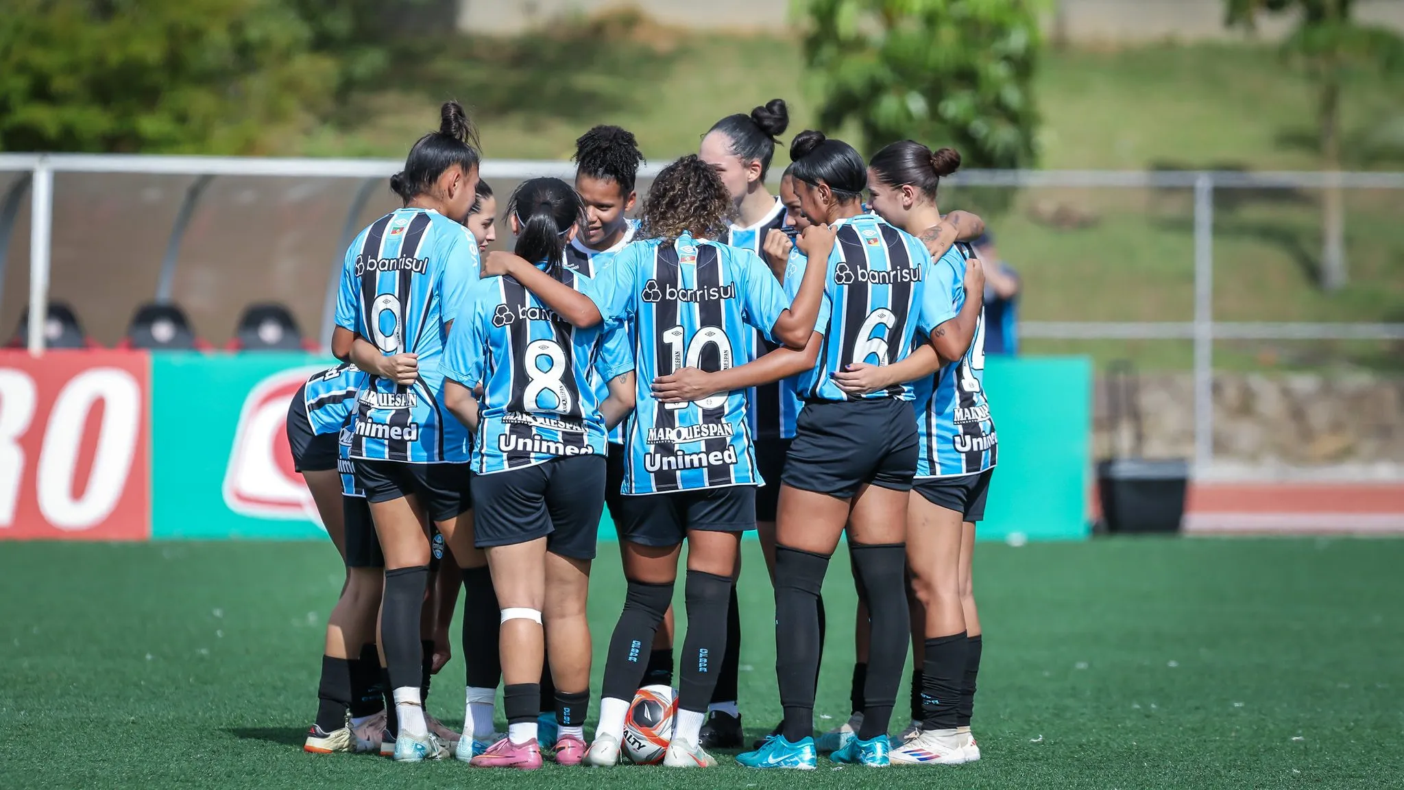 Elenco feminino do Grêmio comemora vitória na semifinal da Copinha