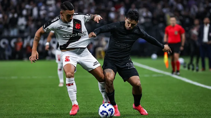 Matheus Bidu jogador do Corinthians disputa lance com Puma Rodríguez jogador do Vasco. Foto: Fabio Giannelli/AGIF