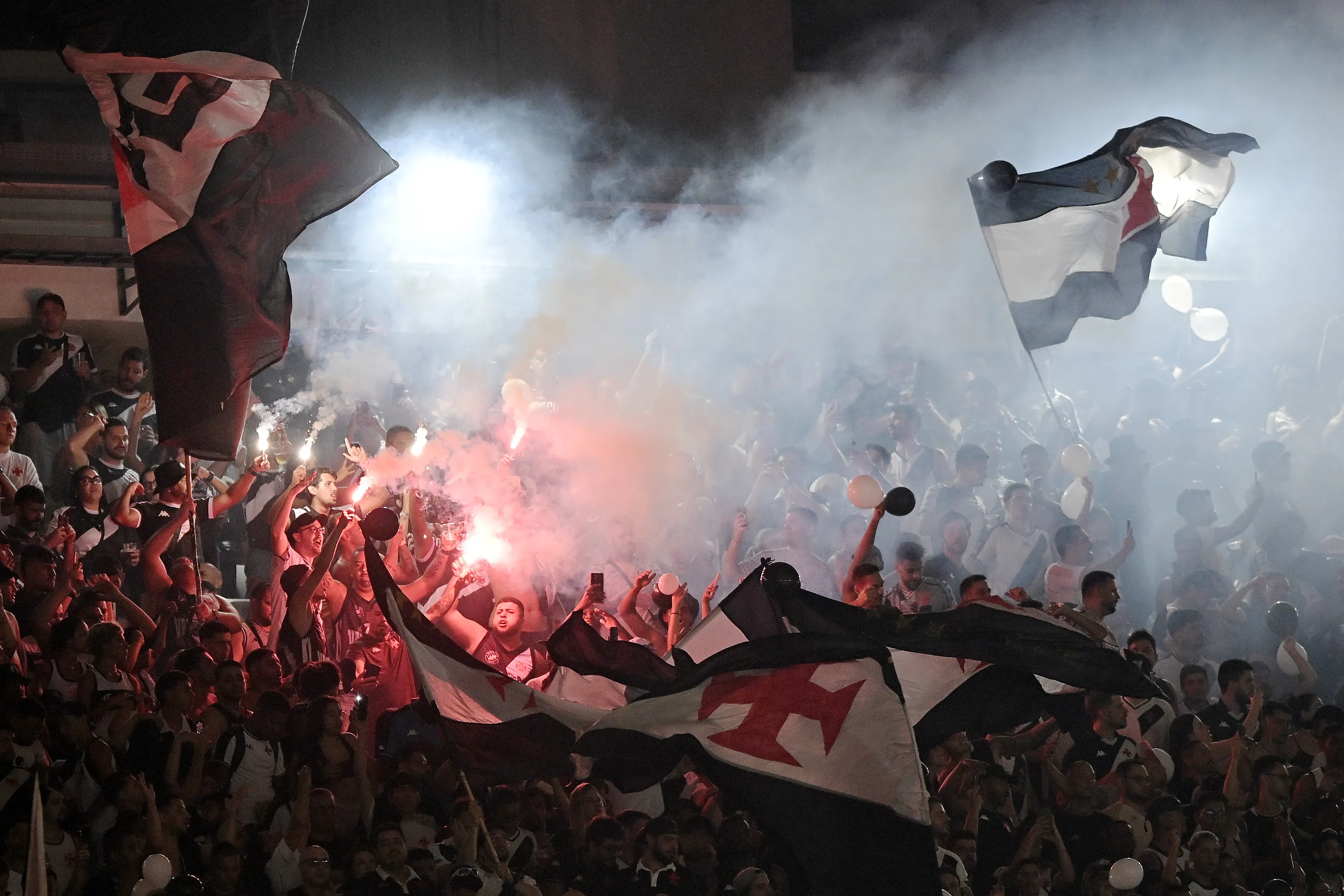 Torcida do Vasco na classificação contra o Fluminense no Maracanã. Foto: Alexandre Loureiro/AGIF
