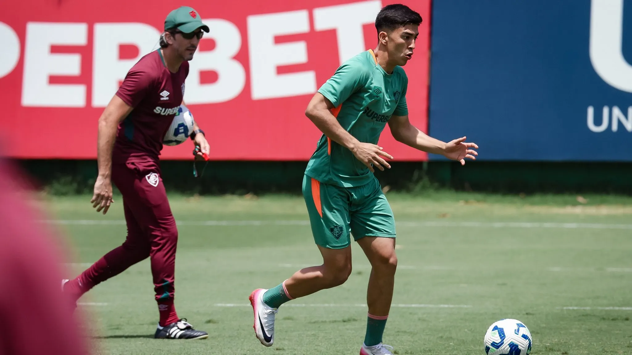 Lezcano é observado por Zubeldía em treino –  Foto: Marcelo Gonçalves / Fluminense FC