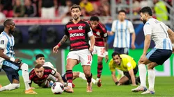 Arrascaeta em disputa de lance no jogo contra os egípcios
