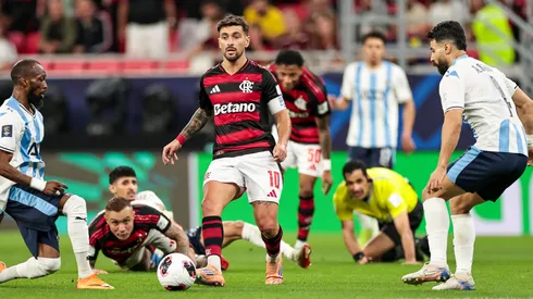 Arrascaeta em disputa de lance no jogo contra os egípcios