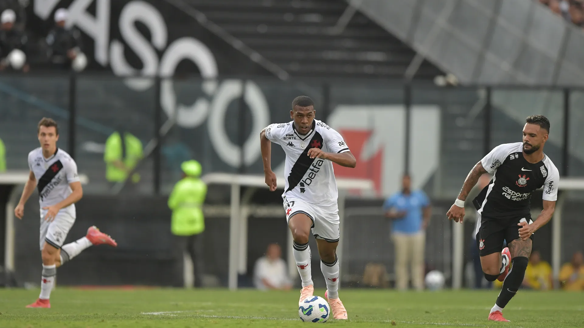 Rayan em campo pelo Vasco contra o Corinthians – Foto: Thiago Ribeiro/AGIF