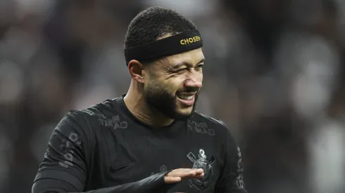 Memphis comemorando gol diante do Vasco no primeiro turno