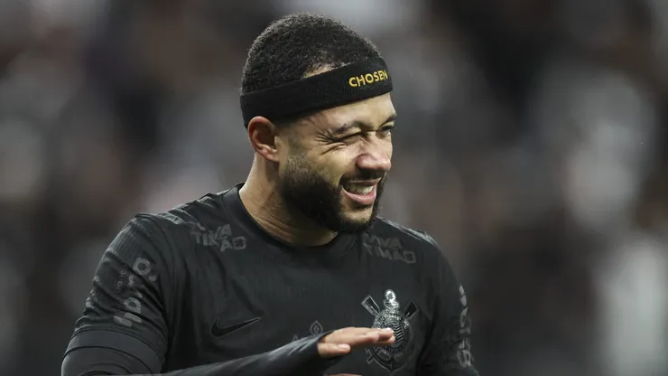 Memphis comemorando gol diante do Vasco no primeiro turno