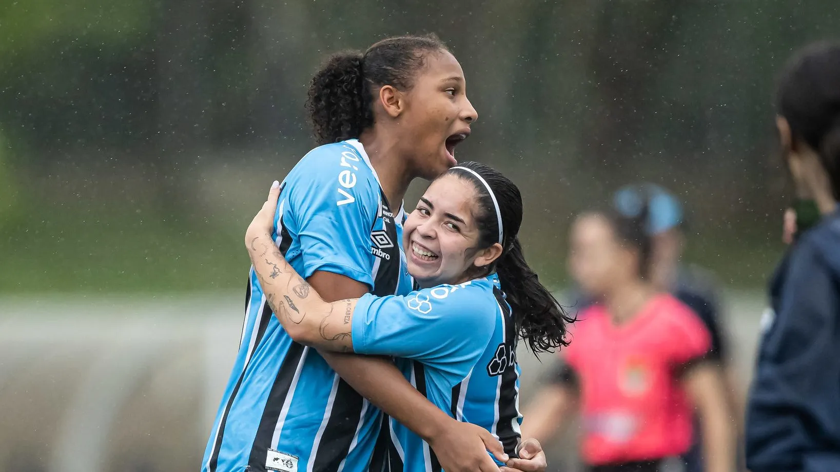 Jogadoras do Grêmio celebram vitória na Copinha Feminina