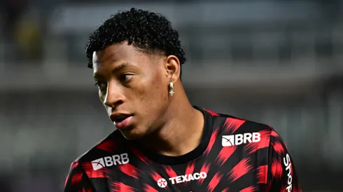 SP - SANTOS - 05/11/2025 - BRASILEIRO A 2025, SAO PAULO X FLAMENGO - Plata jogador do Flamengo durante aquecimento antes da partida contra o Sao Paulo no estadio Vila Belmiro pelo campeonato Brasileiro A 2025. Foto: Jota Erre/AGIF