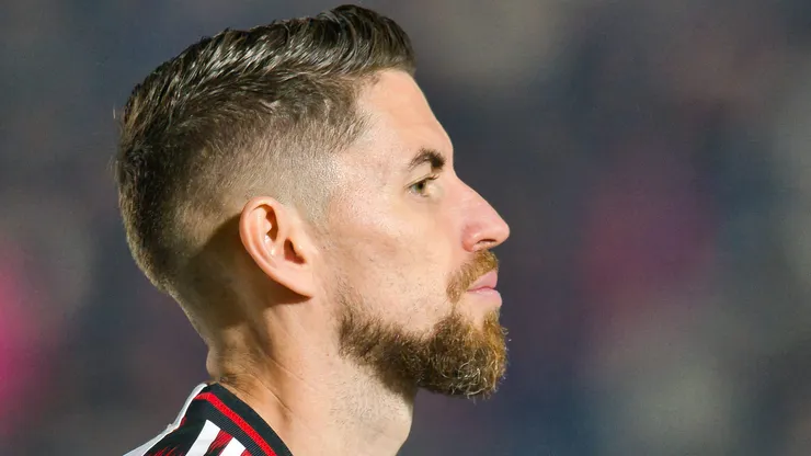 Jorginho, jogador do Flamengo, durante execucao do hino nacional antes da partida contra o Bragantino no estadio Cicero De Souza Marques pelo campeonato Brasileiro A 2025. Foto: Anderson Romao/AGIF