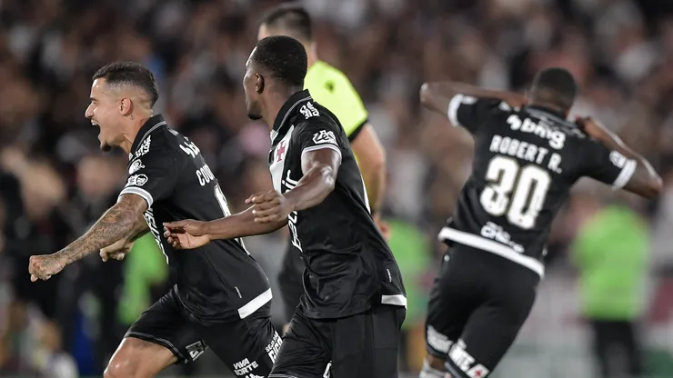 RJ - RIO DE JANEIRO - 14/12/2025 - COPA DO BRASIL 2025, FLUMINENSE X VASCO - Coutinho jogador do Vasco comemora vitoria ao final da partida contra o Fluminense no estadio Maracana pelo campeonato Copa Do Brasil 2025. Foto: Thiago Ribeiro/AGIF