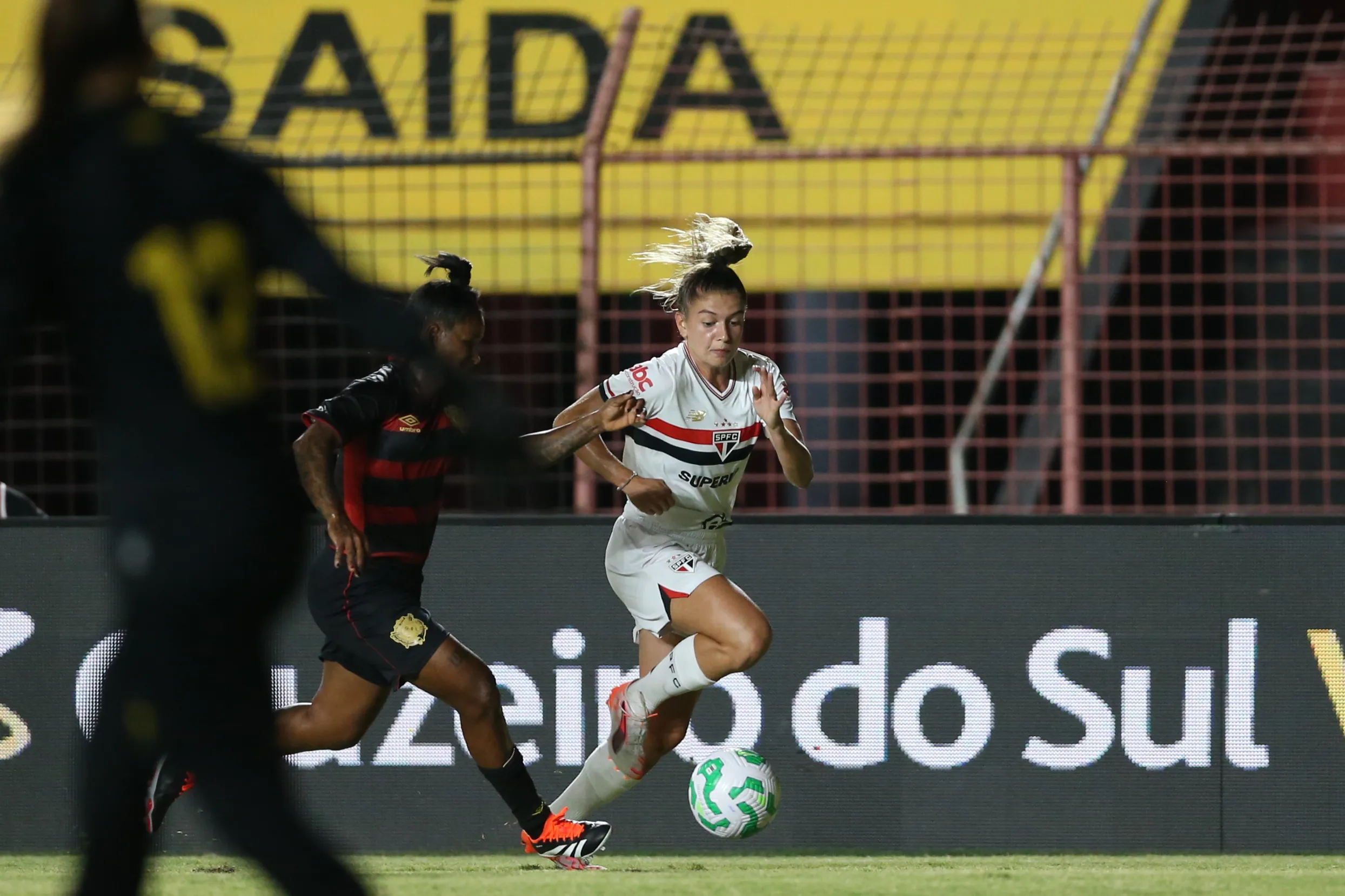 Zagueira do São Paulo. Foto: Marlon Costa/AGIF