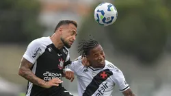 RJ - RIO DE JANEIRO - 24/08/2025 - BRASILEIRO A 2025, VASCO X CORINTHIANS - Tche Tche jogador do Vasco disputa lance com Raniele jogador do Corinthians durante partida no estadio Sao Januario pelo campeonato Brasileiro A 2025. Foto: Thiago Ribeiro/AGIF