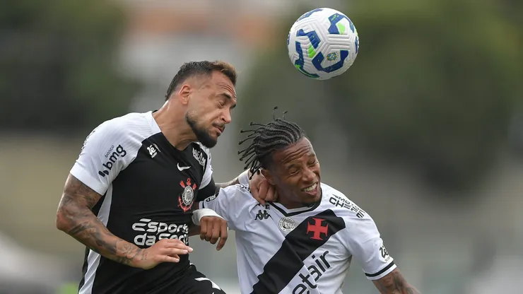 RJ - RIO DE JANEIRO - 24/08/2025 - BRASILEIRO A 2025, VASCO X CORINTHIANS - Tche Tche jogador do Vasco disputa lance com Raniele jogador do Corinthians durante partida no estadio Sao Januario pelo campeonato Brasileiro A 2025. Foto: Thiago Ribeiro/AGIF