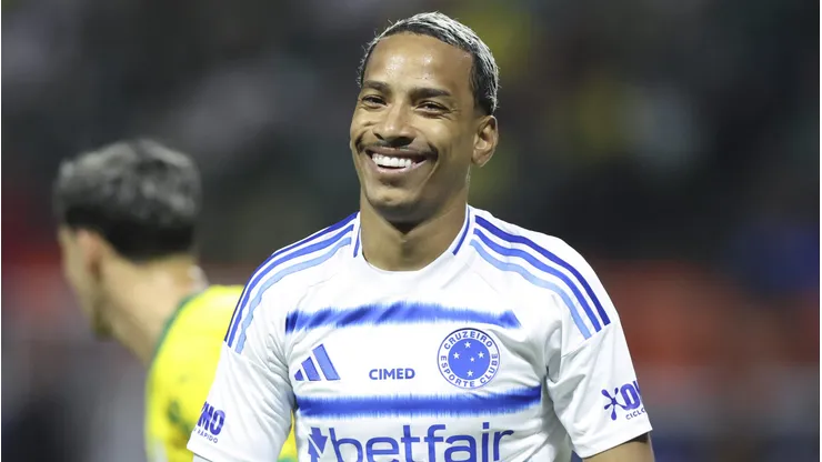 Matheus Pereira em partida pelo Cruzeiro. Photo by Alexandre Schneider/Getty Images