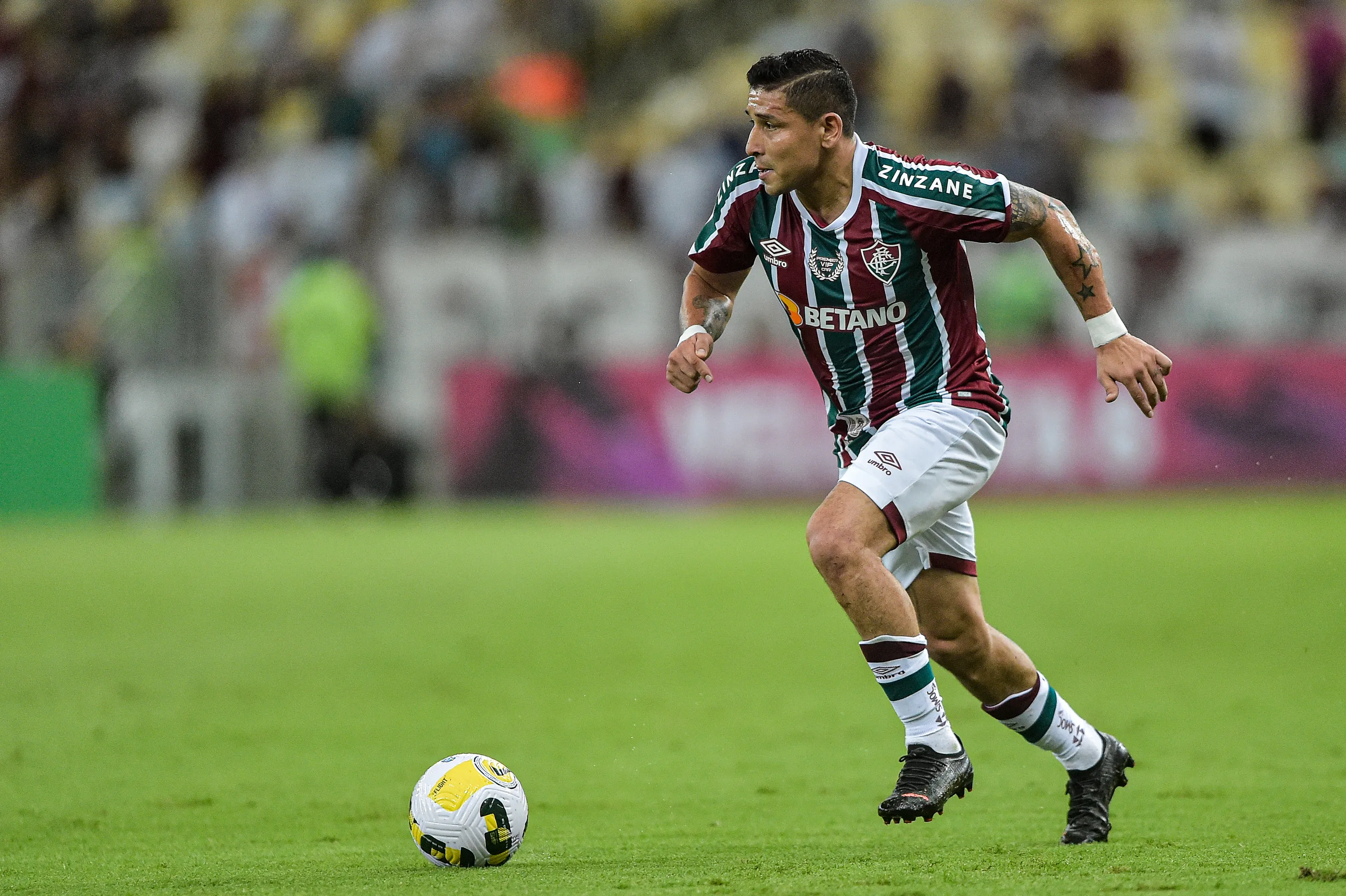 Pineida atuando pelo Fluminense durante partida contra o Vila Nova-GO. Foto: Thiago Ribeiro/AGIF