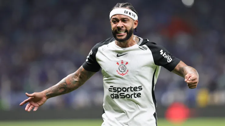 MG - BELO HORIZONTE - 10/12/2025 - COPA DO BRASIL 2025, CRUZEIRO X CORINTHIANS - Memphis Depay jogador do Corinthians comemora seu gol durante partida contra o Cruzeiro no estadio Mineirao pelo campeonato Copa Do Brasil 2025. Foto: Gilson Lobo/AGIF