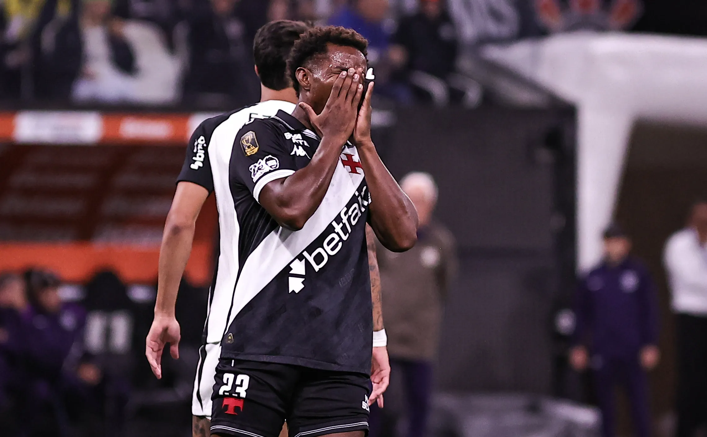 SP – SAO PAULO – 17/12/2025 – COPA DO BRASIL 2025, CORINTHIANS X VASCO –  Thiago Mendes jogador do Vasco lamenta durante partida contra o Corinthians no estadio Arena Corinthians pelo campeonato Copa Do Brasil 2025. Foto: Fabio Giannelli/AGIF