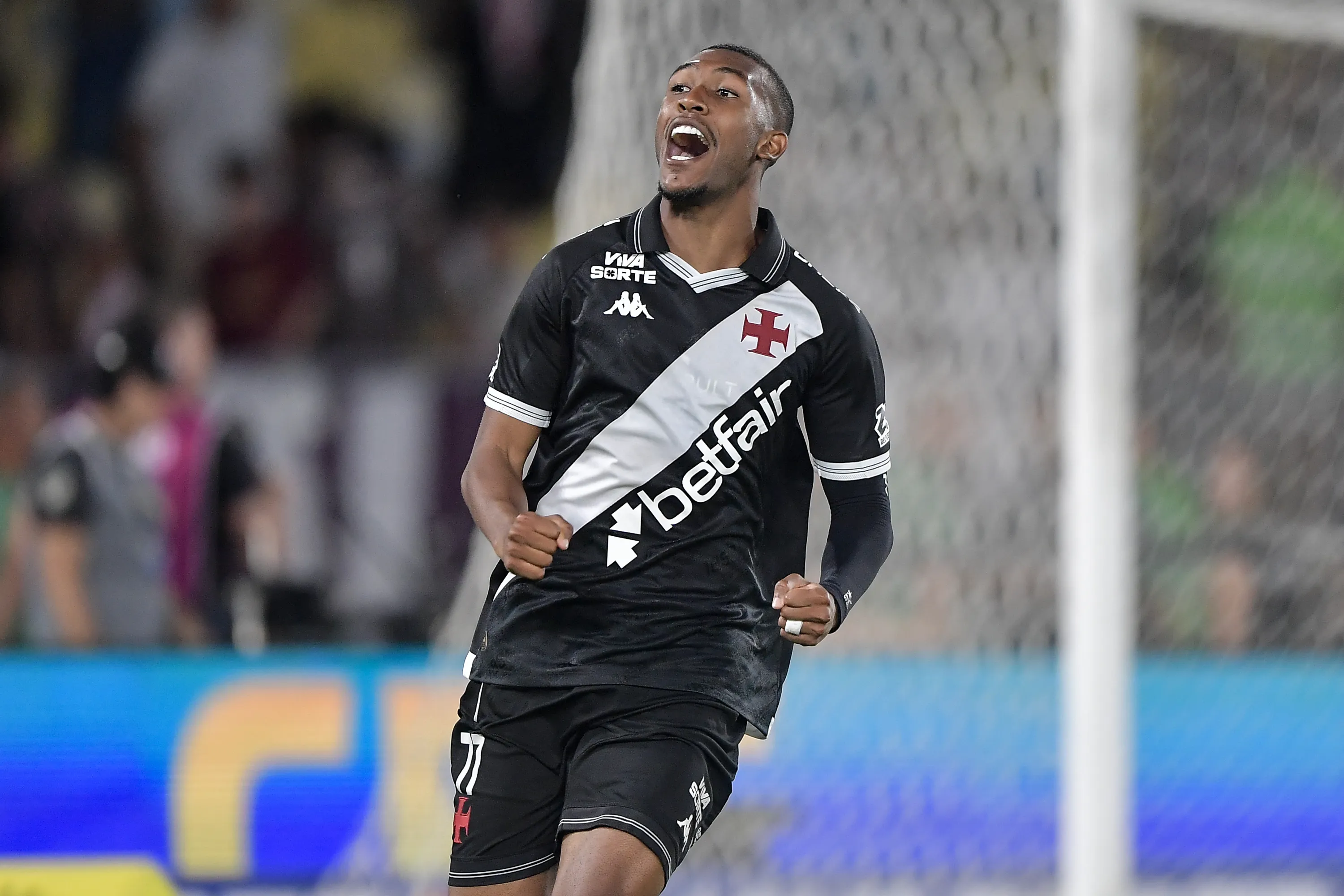 Rayan jogador do Vasco comemora vitoria ao final da partida contra o Fluminense no estadio Maracana pelo campeonato Copa Do Brasil 2025. Foto: Thiago Ribeiro/AGIF