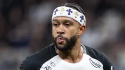 Memphis Depay durante jogo de ida da Copa do Brasil na Neo Química Arena