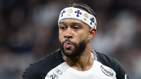 Memphis Depay durante jogo de ida da Copa do Brasil na Neo Química Arena