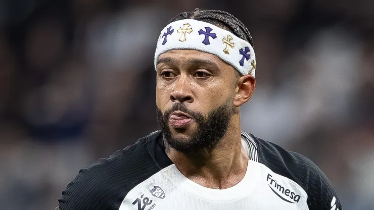 Memphis Depay durante jogo de ida da Copa do Brasil na Neo Química Arena