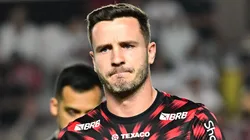 Saul durante aquecimento antes da partida contra o São Paulo no estádio Vila Belmiro pelo campeonato Brasileiro A 2025.