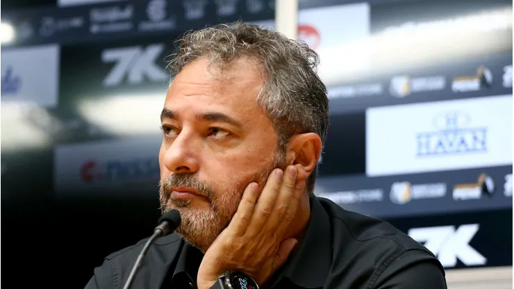 O dirigente Alexandre Mattos fala aos jornalistas durante apresentacao oficial em coletiva de imprensa realizada no Vila Belmiro.