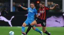 Jogadores de Napoli e Milan disputam a posse de bola em campo | Crédito: Alamy Live NEws