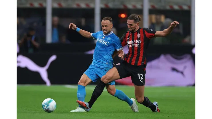 Jogadores de Napoli e Milan disputam a posse de bola em campo | Crédito: Alamy Live NEws
