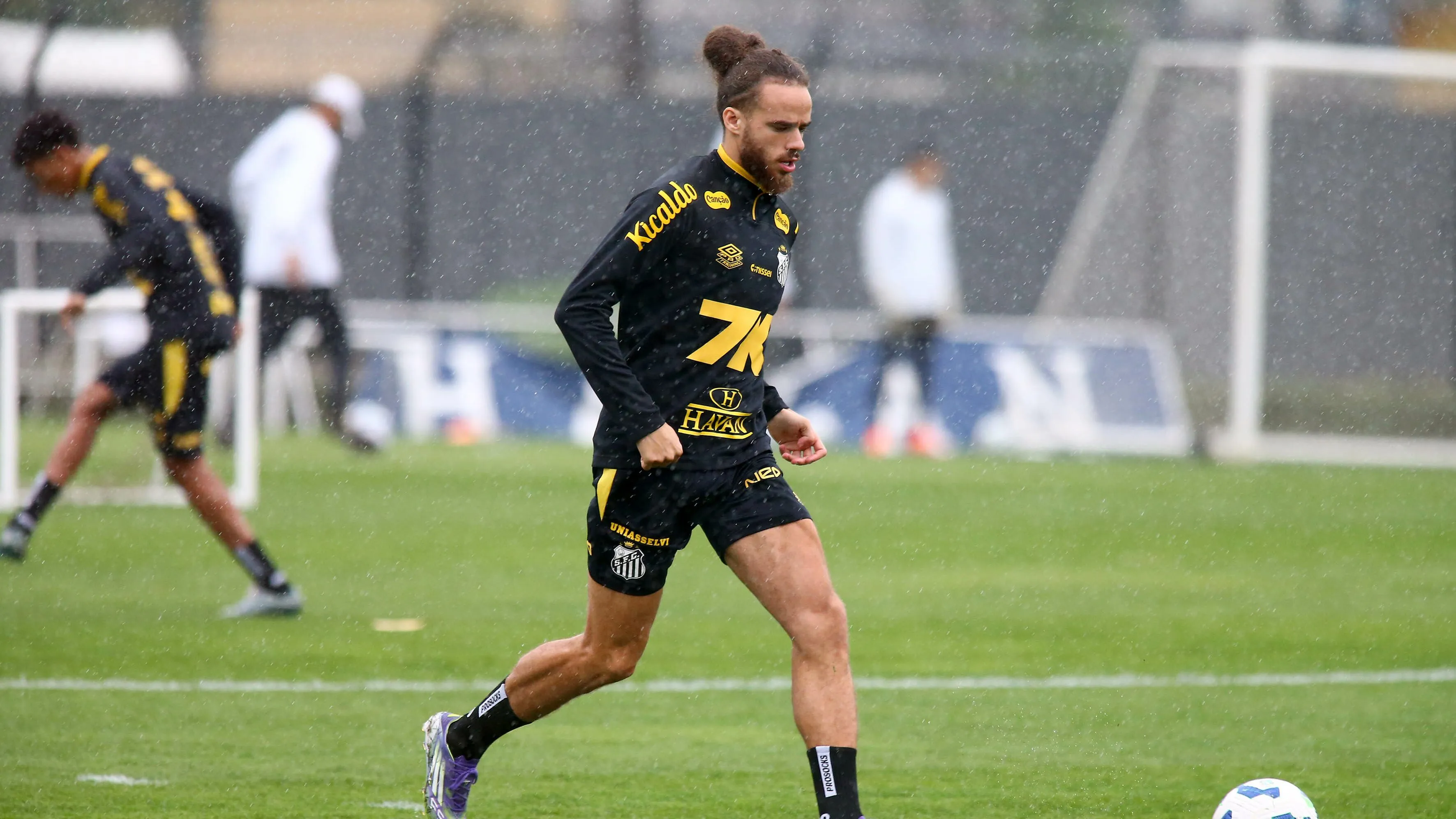 Billal Brahimi jogador do Santos durante treino no Centro de Treinamento CT Rei Pele. Foto: Mauricio De Souza/AGIF