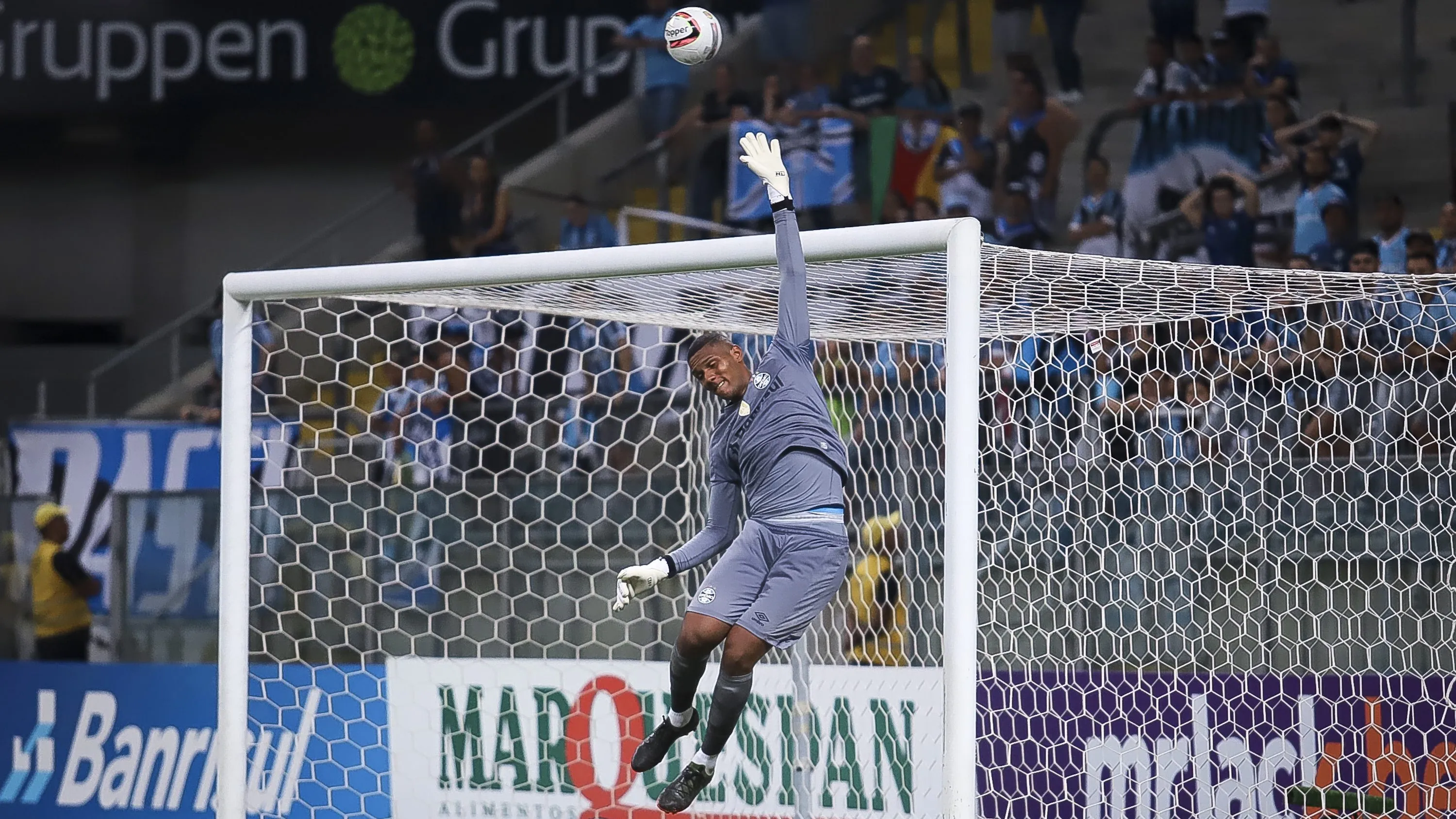 Adriel em ação pelo Imortal: Arqueiro chegou a ser titular e era uma boa promessa, até que as coisas degringolaram – Foto: Fernando Alves/AGIF