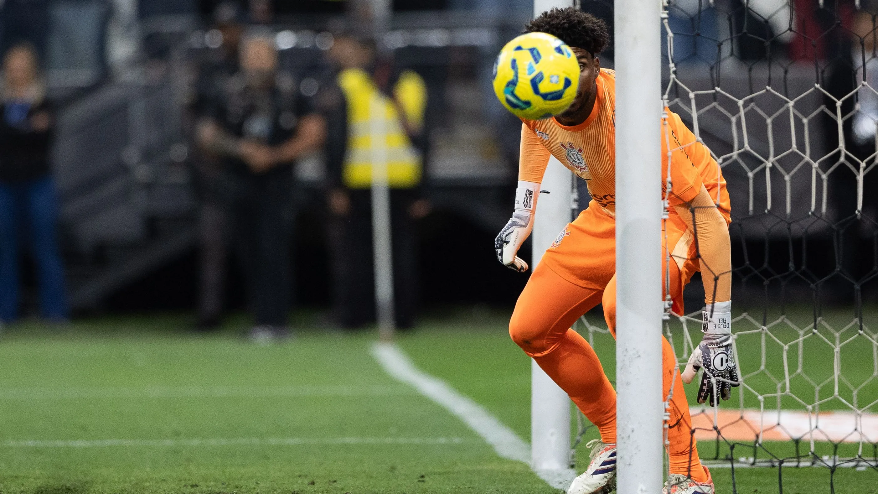 Hugo acompanha com os olhos bola que bateu na trave do Timão durante partida contra o Vasco na final da Copa do Brasil. Foto: Joisel Amaral/AGIF