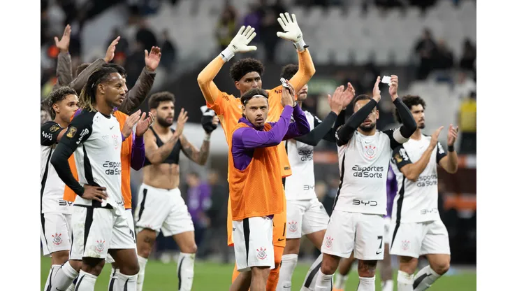 Time do Corinthians agradecendo a presença dos torcedores