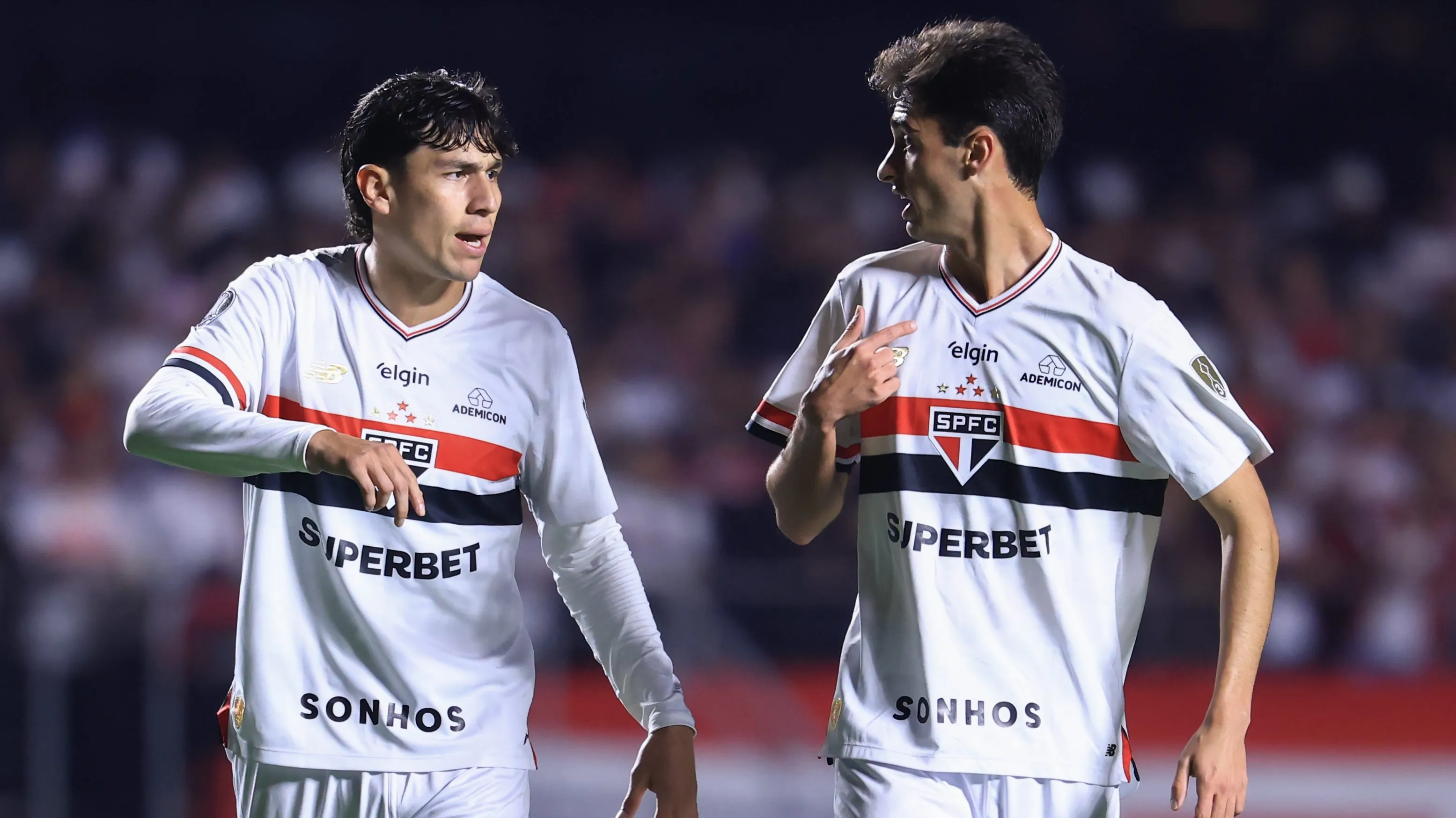 SP – SAO PAULO – 19/08/2025 – COPA LIBERTADORES 2025, SAO PAULO X ATLETICO NACIONAL – Ferraresi (e) e Rodriguinho jogadores do Sao Paulo durante partida contra o Atletico Nacional no estadio Morumbi pelo campeonato Copa Libertadores 2025. Foto: Marcello Zambrana/AGIF