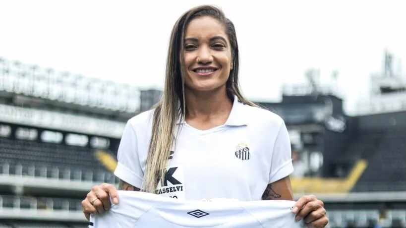 Laryh, atacante do Santos, com camisa de renovação de contrato