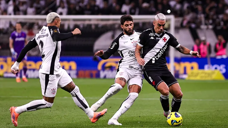SP - SAO PAULO - 17/12/2025 - COPA DO BRASIL 2025, CORINTHIANS X VASCO - Yuri Alberto jogador do Corinthians disputa lance com Puma Rodriguez jogador do Vasco durante partida no estadio Arena Corinthians pelo campeonato Copa Do Brasil 2025. Foto: Fabio Giannelli/AGIF