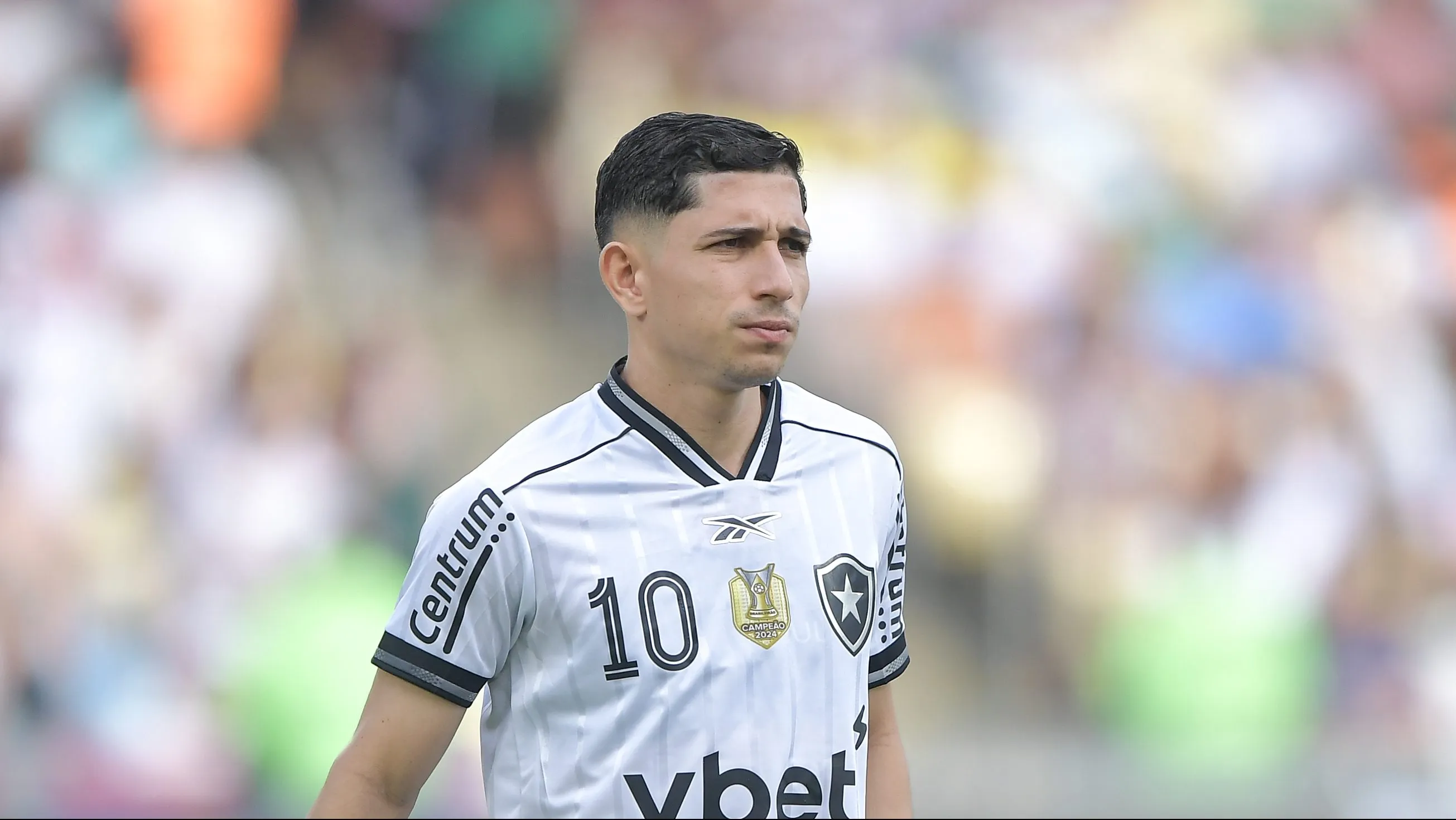 Savarino jogador do Botafogo durante partida contra o Fluminense no estádio Maracanã pelo campeonato Brasileiro A 2025. Foto: Thiago Ribeiro/AGIF