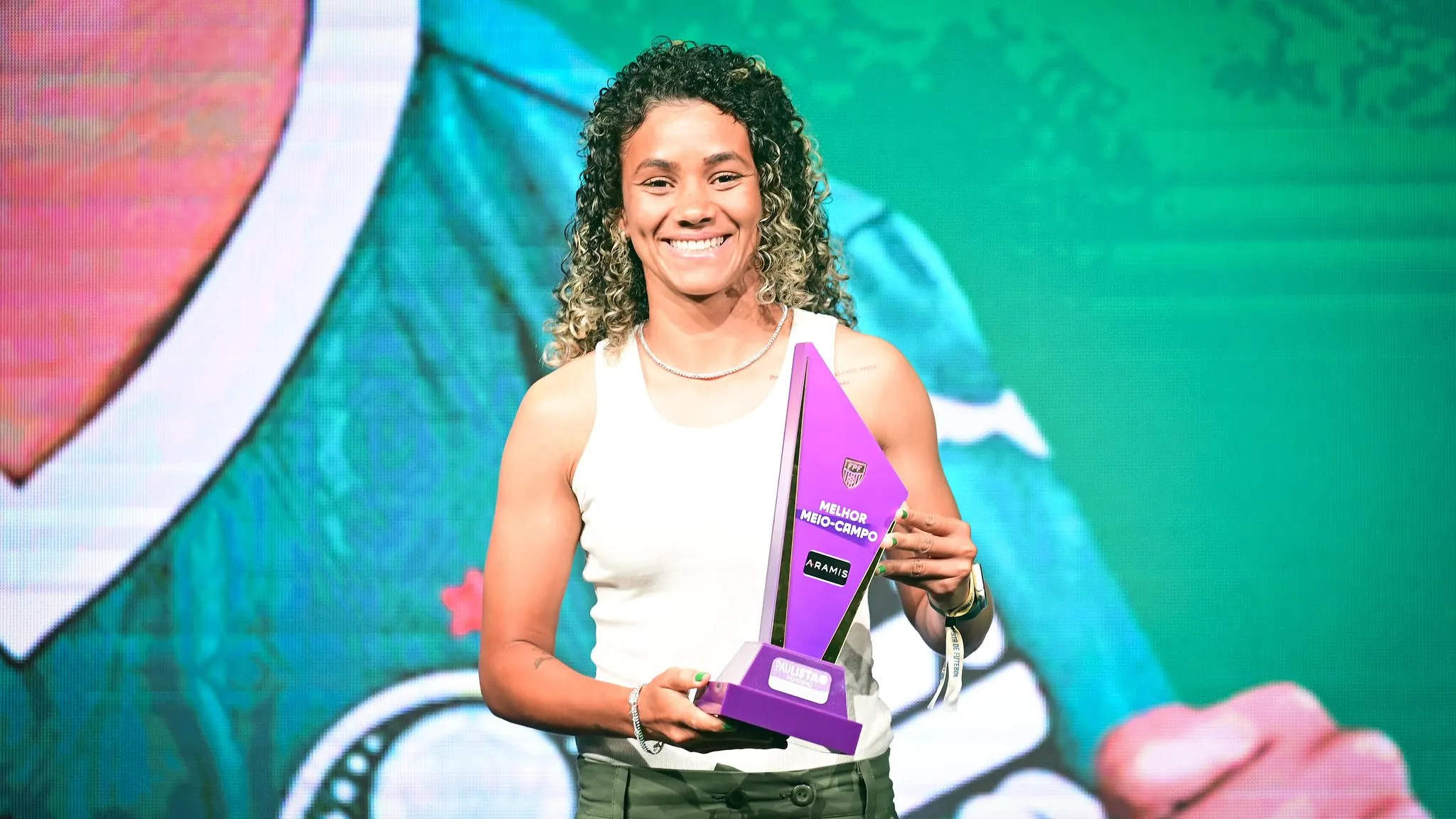 Ingryd Lima, jogadora do Palmeiras, com troféu da premiação do Paulista Feminino