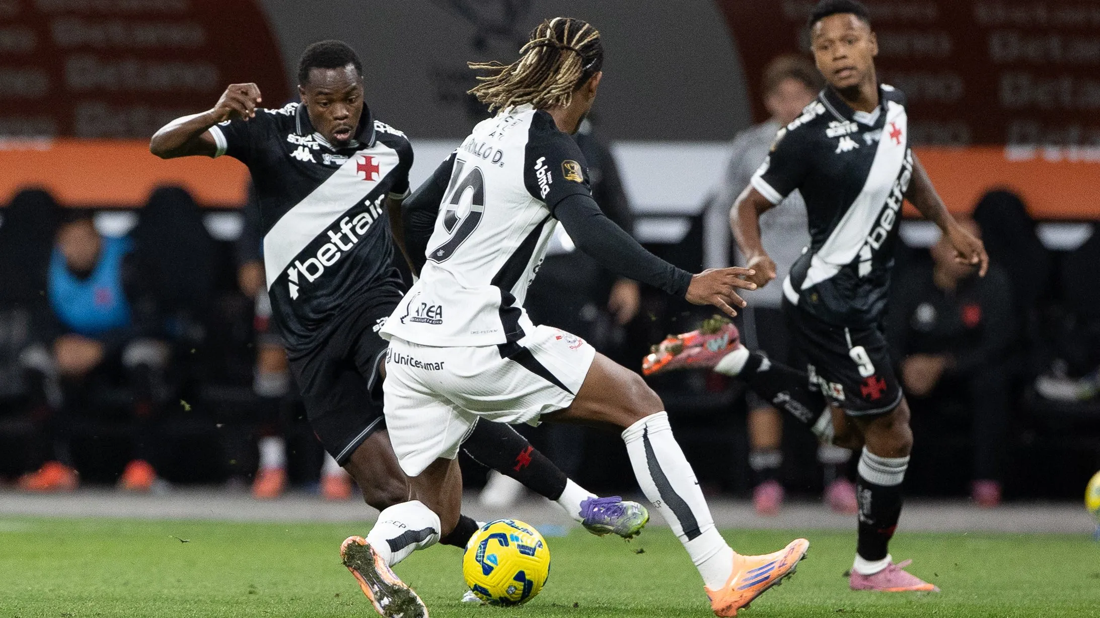 Carrillo jogador do Corinthians disputa lance com Andres Gomez jogador do Vasco durante partida no estadio Arena Corinthians pelo campeonato Copa Do Brasil 2025. Foto: Joisel Amaral/AGIF