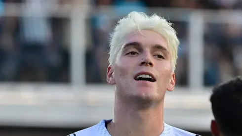 Rollheiser durante jogo do Peixe na Vila Belmiro.