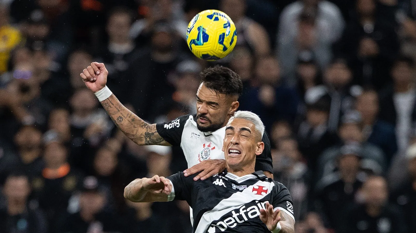 Raniele jogador do Corinthians disputa lance com Jose Rodriguez jogador do Vasco durante partida no estadio Arena Corinthians pelo campeonato Copa Do Brasil 2025. Foto: Joisel Amaral/AGIF