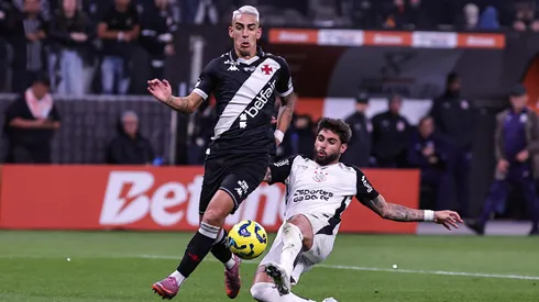 Yuri Alberto, jogador do Corinthians, disputa lance com Puma Rodriguez jogador do Vasco durante partida no estadio Arena Corinthians pelo campeonato Copa Do Brasil 2025. Foto: Fabio Giannelli/AGIF