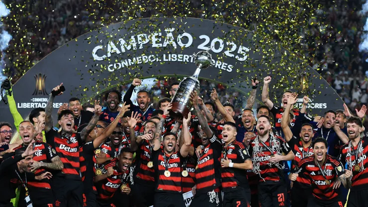 LIMA, PERU - NOVEMBER 29: Giorgian de Arrascaeta and Bruno Henrique of Flamengo lift the Champion's trophy after winning the the 2025 Copa CONMEBOL Libertadores Final match between Palmeiras and Flamengo at Estadio Monumental on November 29, 2025 in Lima, Peru. (Photo by Buda Mendes/Getty Images)
