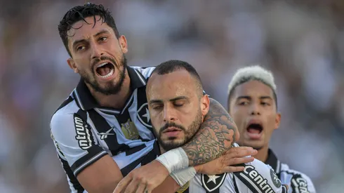 RJ - RIO DE JANEIRO - 07/12/2025 - BRASILEIRO A 2025, BOTAFOGO X FORTALEZA - Arthur Cabral jogador do Botafogo comemora seu gol com Alex Telles jogador da sua equipe durante partida contra o Fortaleza no estadio Engenhao pelo campeonato Brasileiro A 2025. Foto: Thiago Ribeiro/AGIF
