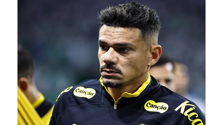 Tiquinho Soares jogador do Santos durante aquecimento antes da partida contra o Palmeiras no estadio Arena Allianz Parque pelo campeonato Brasileiro A 2025. Foto: Fabio Giannelli/AGIF