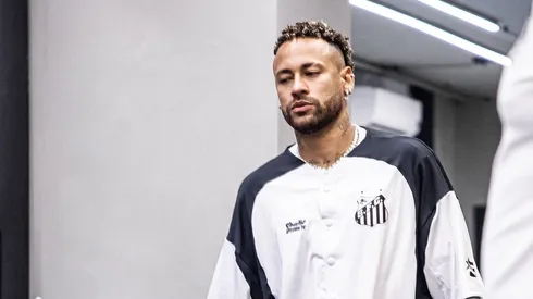 Neymar, camisa 10 do Santos, chegando na Vila Belmiro para partida válida pelo Brasileirão Betano