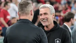 PR - CURITIBA - 03/06/2023 - BRASILEIRO A 2023, ATHLETICO-PR X BOTAFOGO - Luis Castro tecnico do Botafogo cumprimenta Paulo Turra tecnico do Athletico-PR no estadio Arena da Baixada pelo campeonato BRASILEIRO A 2023. Foto: Robson Mafra/AGIF