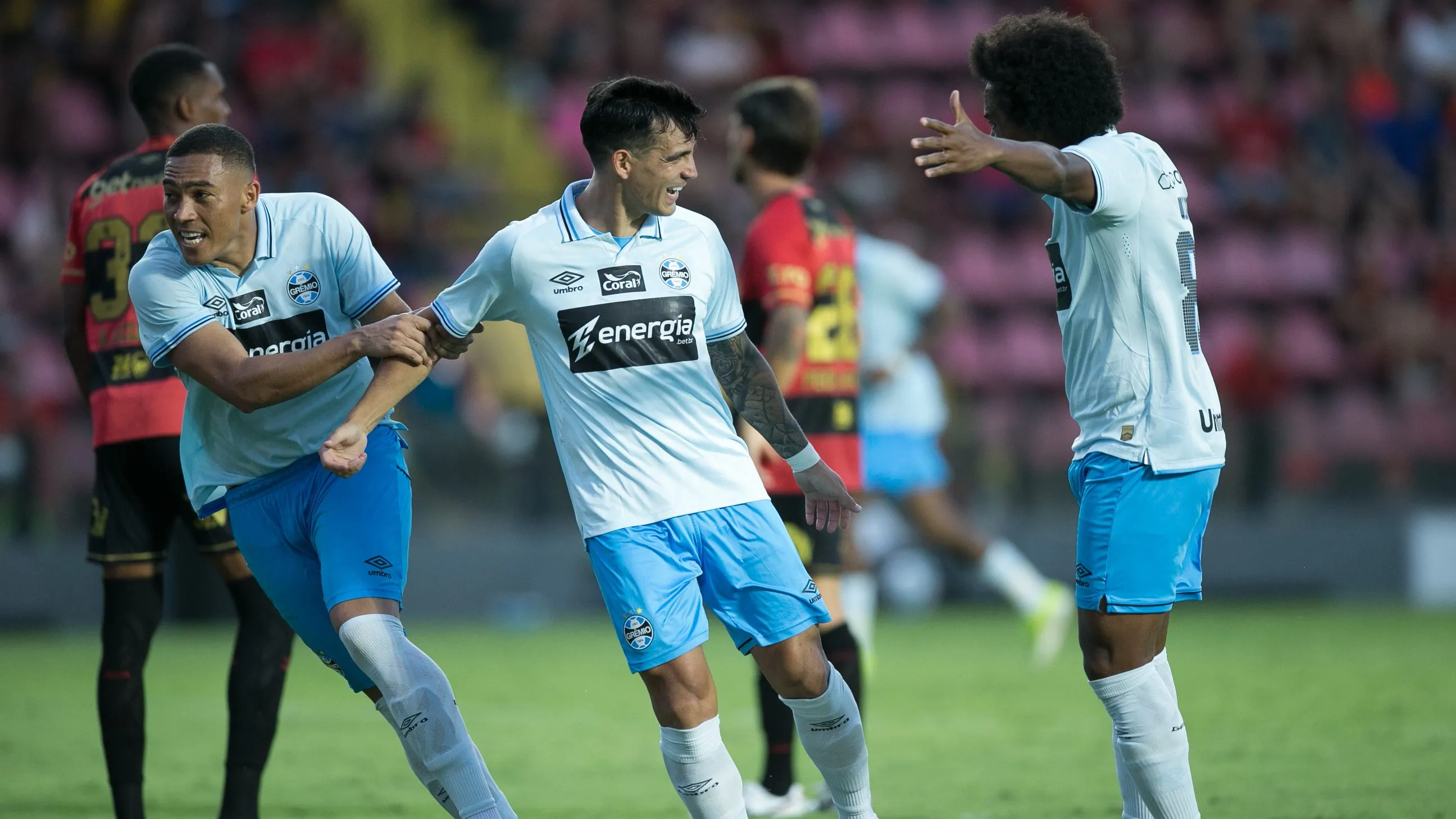 PE – RECIFE – 07/12/2025 – BRASILEIRO A 2025, SPORT X GREMIO – Cristaldo jogador do Gremio comemora seu gol durante a partida contra o Sport na Ilha do Retiro em Recife (PE), pelo Campeonato Brasileiro A 2025. Foto: Marlon Costa/AGIF