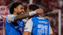 — Gabigol abraçando Eduardo, oferecido ao Grêmio